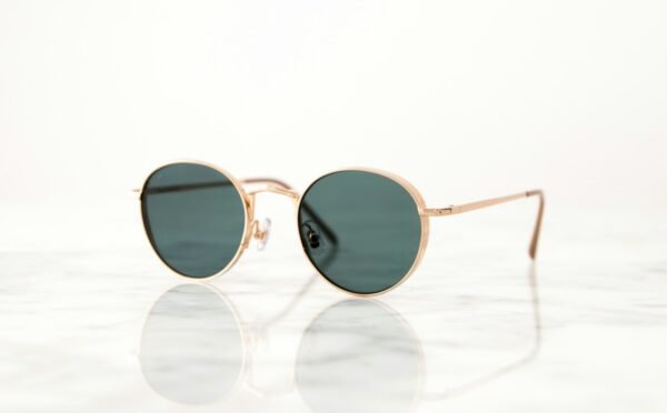 Sunglasses Anatomy: Choosing Frames That Balance Face Shapes and Outfits