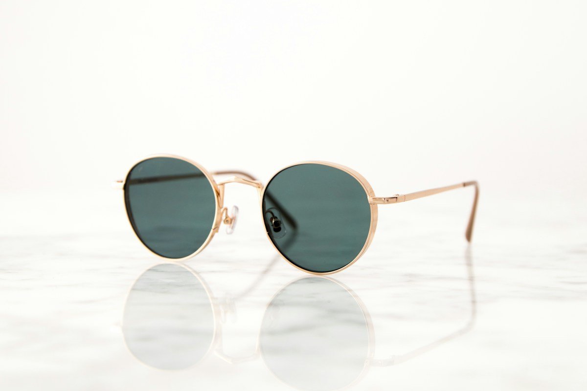 Sunglasses Anatomy: Choosing Frames That Balance Face Shapes and Outfits