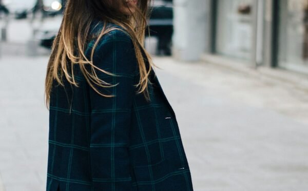 Modern Minimalist Dressing: Proportions, Silhouettes, and Negative Space
