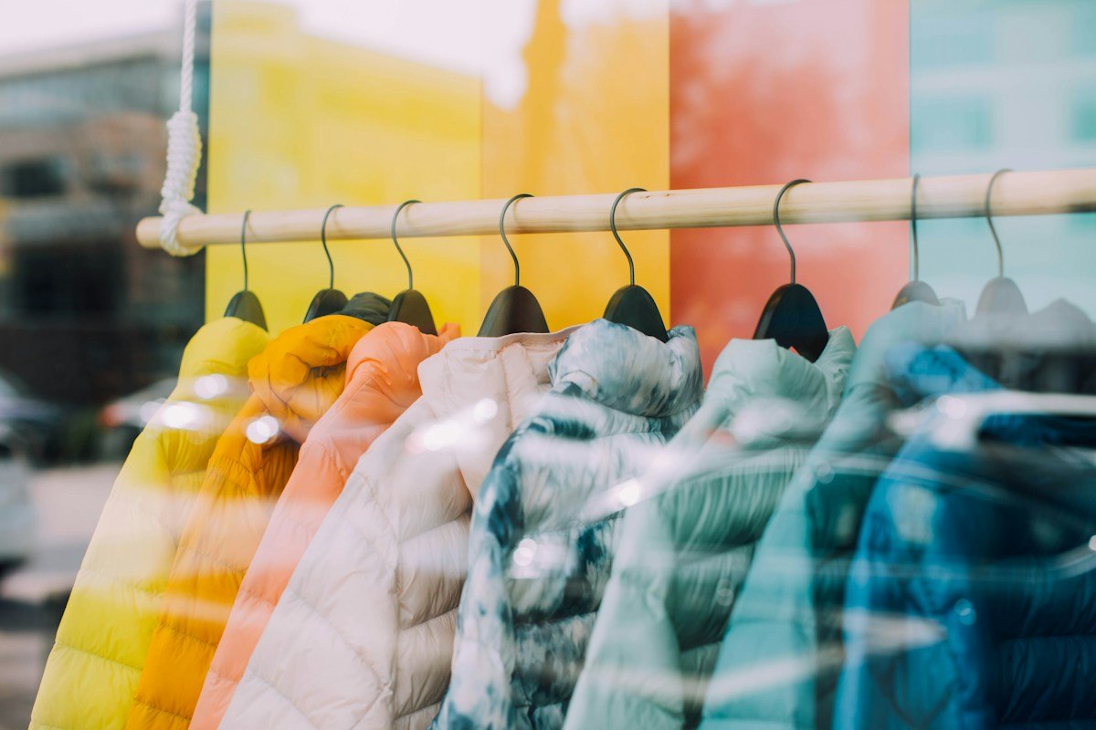 The Art of the Silk Scarf: 6 Elegant Ways to Tie and Style Foulards